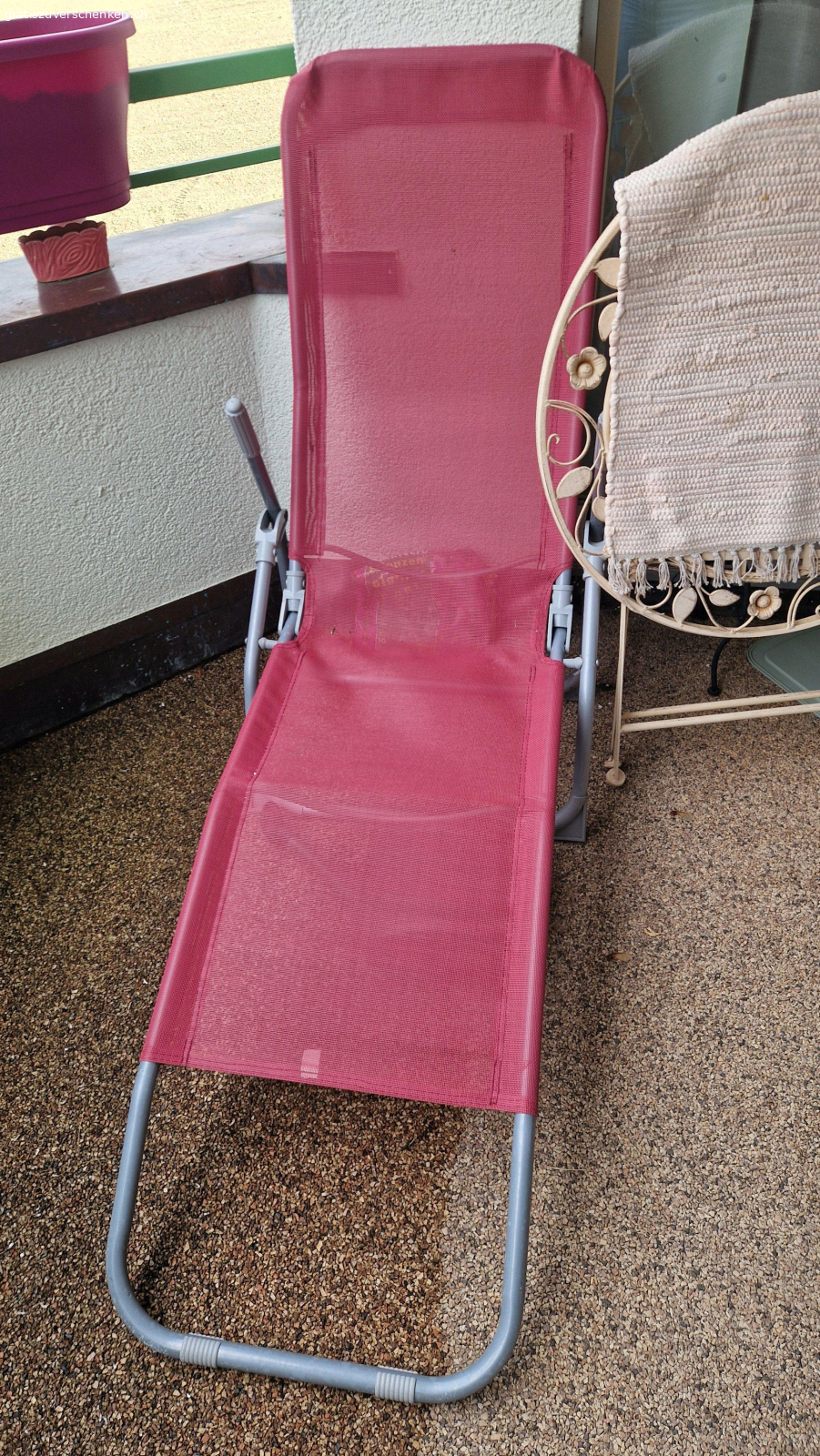 Liegestuhl Pink. Hübscher liege Stuhl in Pink gebrqught abzugeben, stand 2 Jahre lang gut Wettergeschützt auf dem Balkon. Muss nun für neue Möbel weiterziehen.