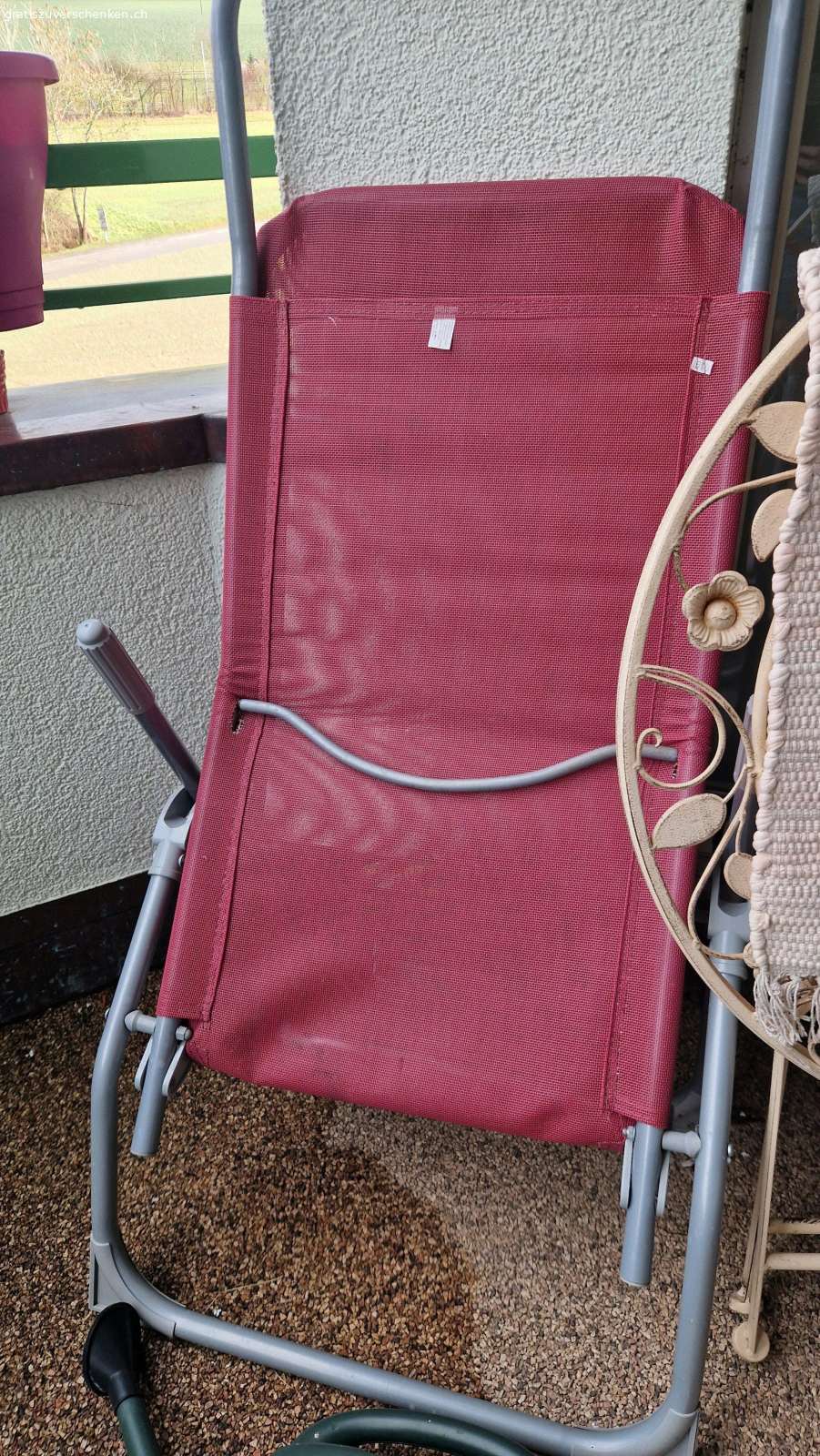 Liegestuhl Pink. Hübscher liege Stuhl in Pink gebrqught abzugeben, stand 2 Jahre lang gut Wettergeschützt auf dem Balkon. Muss nun für neue Möbel weiterziehen.