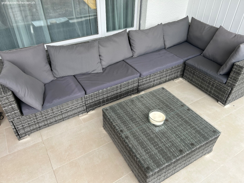 Lounge inkl. Tisch zu verschenken