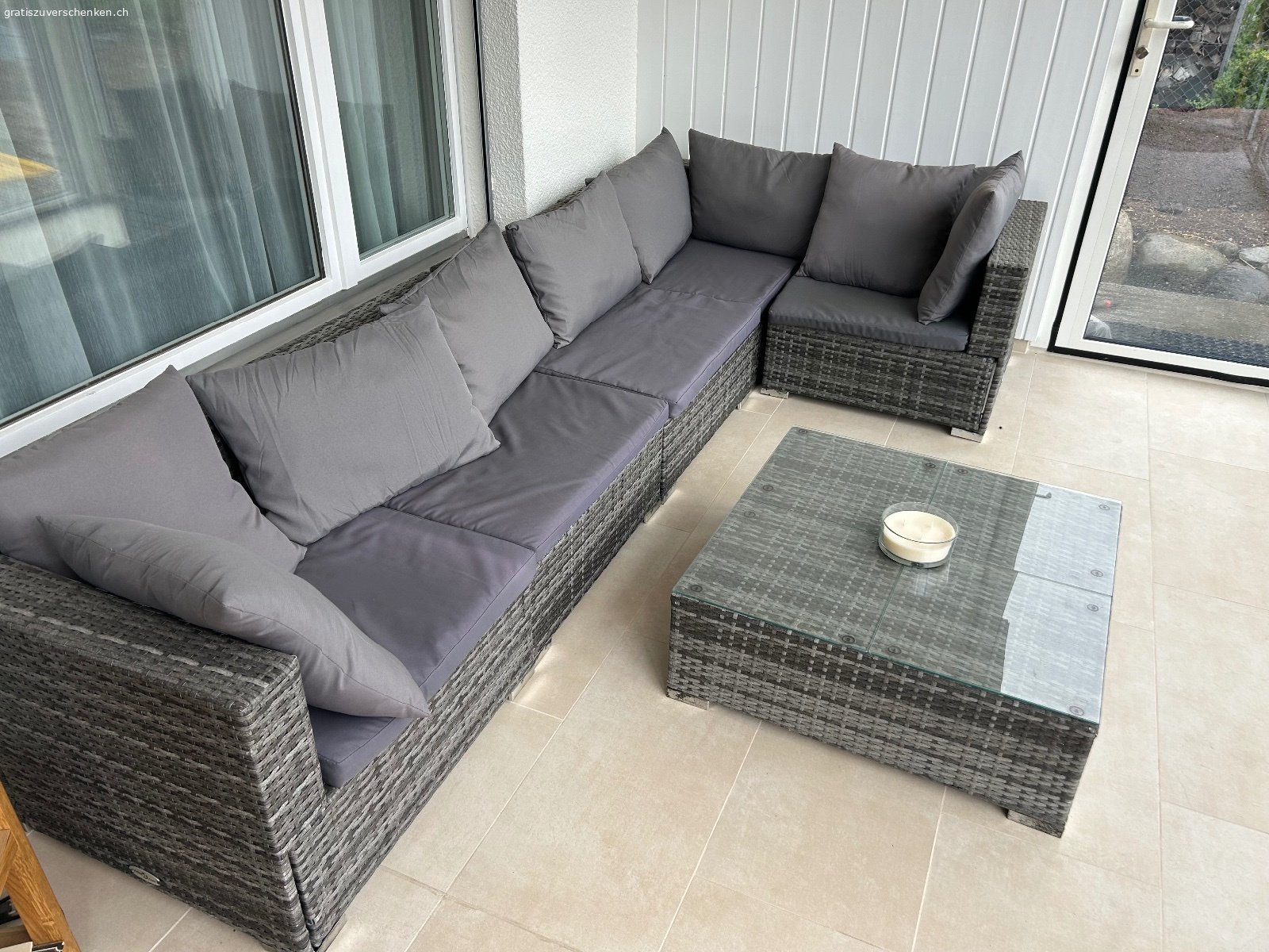 Lounge inkl. Tisch zu verschenken. Wir verschenken unsere Lounge samt Kissen und Tisch. Abzuholen in Würenlos AG.

Gebraucht, aber in sehr gutem Zustand!
