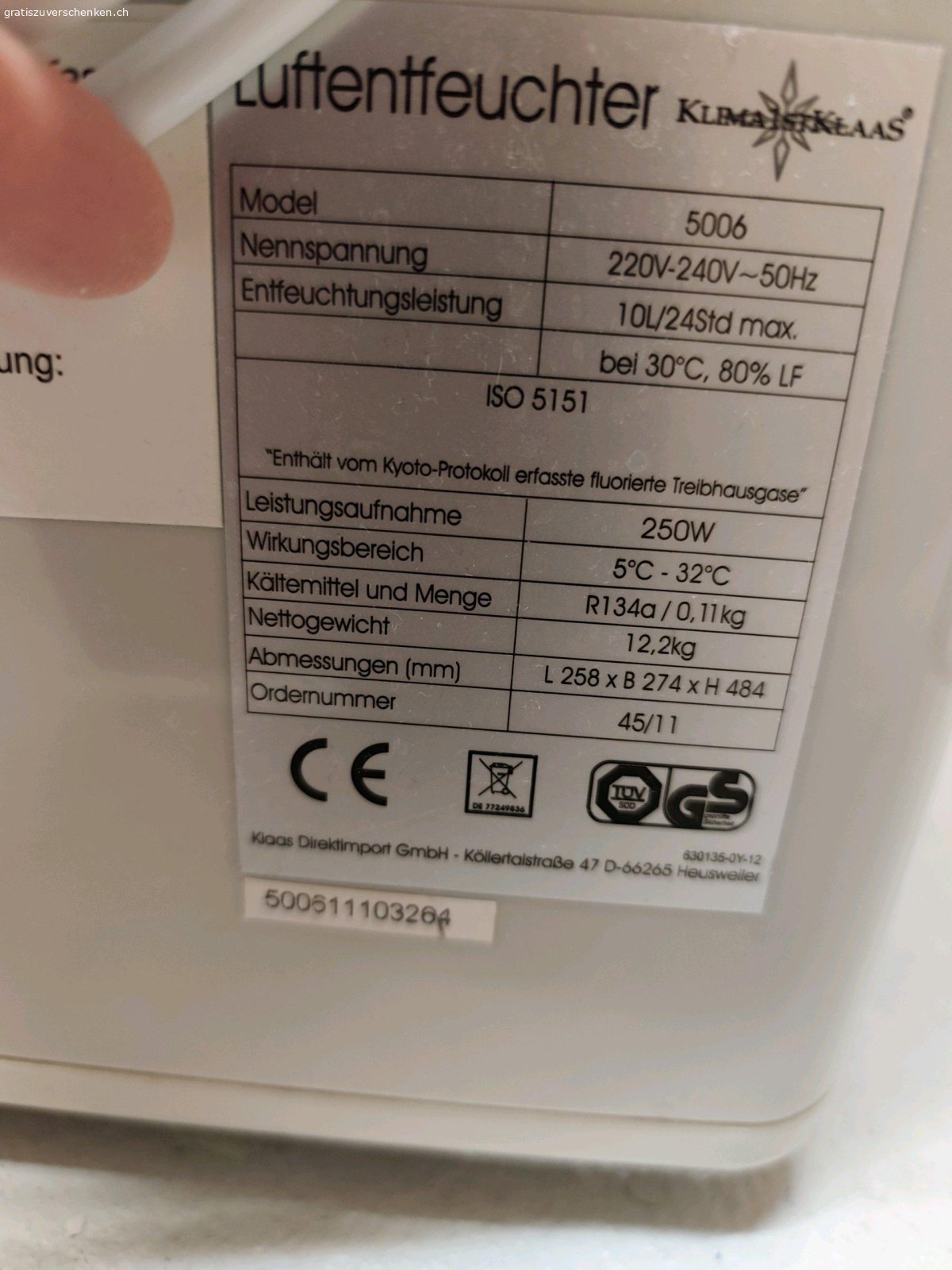 Luftentfeuchter. Älteres Modell, funktioniert aber einwandfrei. Einzig der Henkel ist abgebrochen (siehe Foto), wenn man ihn aber nicht regelmässig umstellen muss, stört es nicht. 

Höhe ca. 48 cm