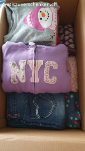 Mädchenkleider zu verschenken. Gebrauchte Mädchenkleider zu verschenken. Grösse 98/104 und 110/116.

- Jäggli
- Shirts
- T-Shirt
- Hosen (lang und kurz)
- Röckli
- Pijamas
- Unterleibchen
- Badkleid
- Bikini
- Strumpfhosen
- Kappen
- Schal

Abholung oder Versand gegen Übernahme der Portokosten (Bezahlung per Twint) möglich.