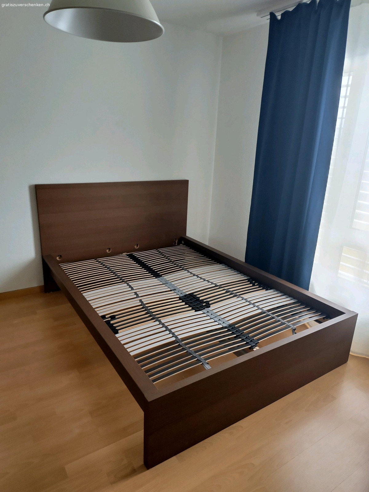 Malm Bett inklusive Lattenrost. Ein gutes Bett mit Lattenrost. Das Loch auf dem zweiten Bild ist nicht sichtbar wenn eine Matratze drin liegt.