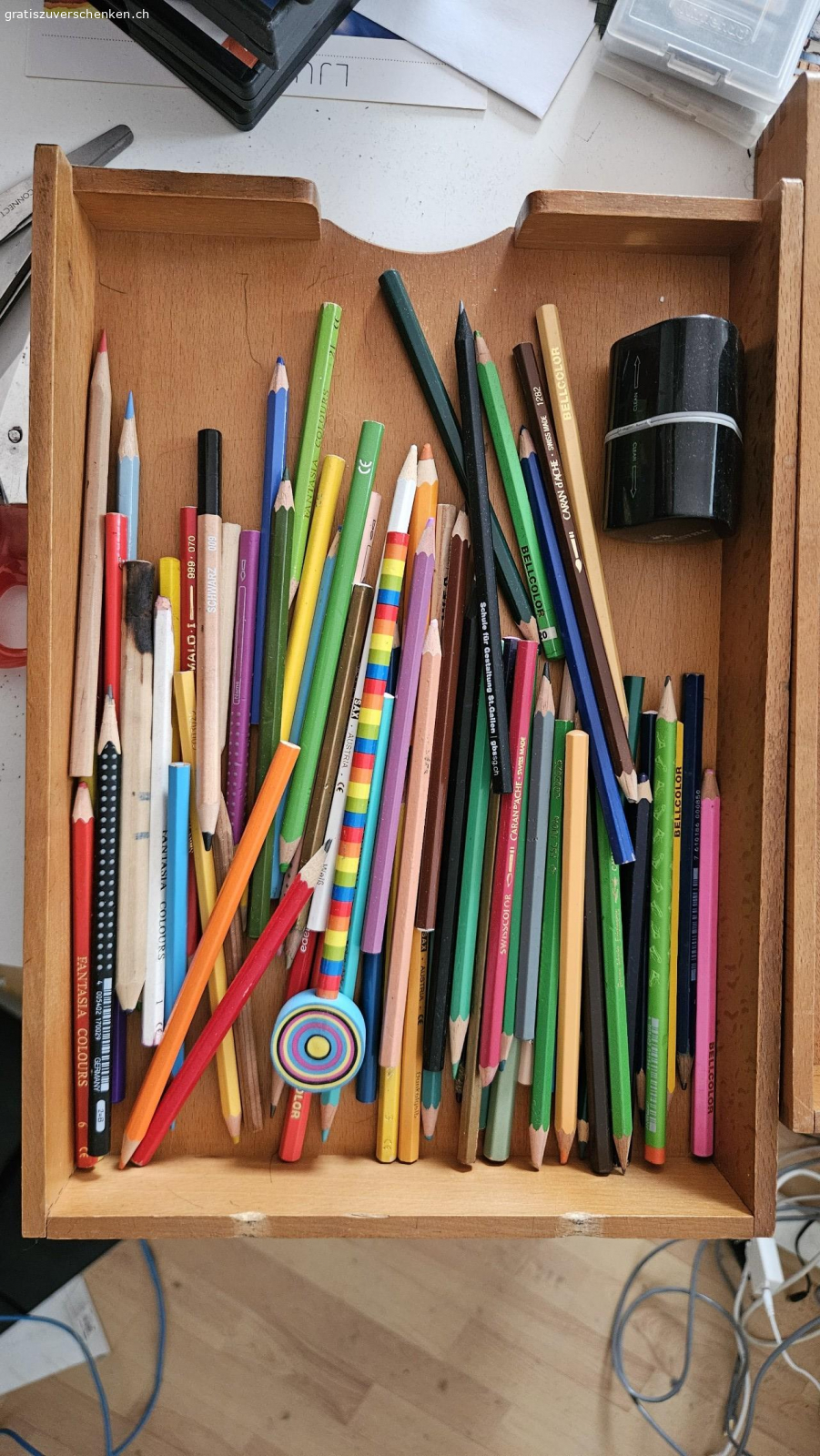 Malstifte, Bleistifte + Spitzer. Hat Malstifte, Bleistifte und einen Spitzer.