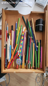 Malstifte, Bleistifte + Spitzer. Hat Malstifte, Bleistifte und einen Spitzer.