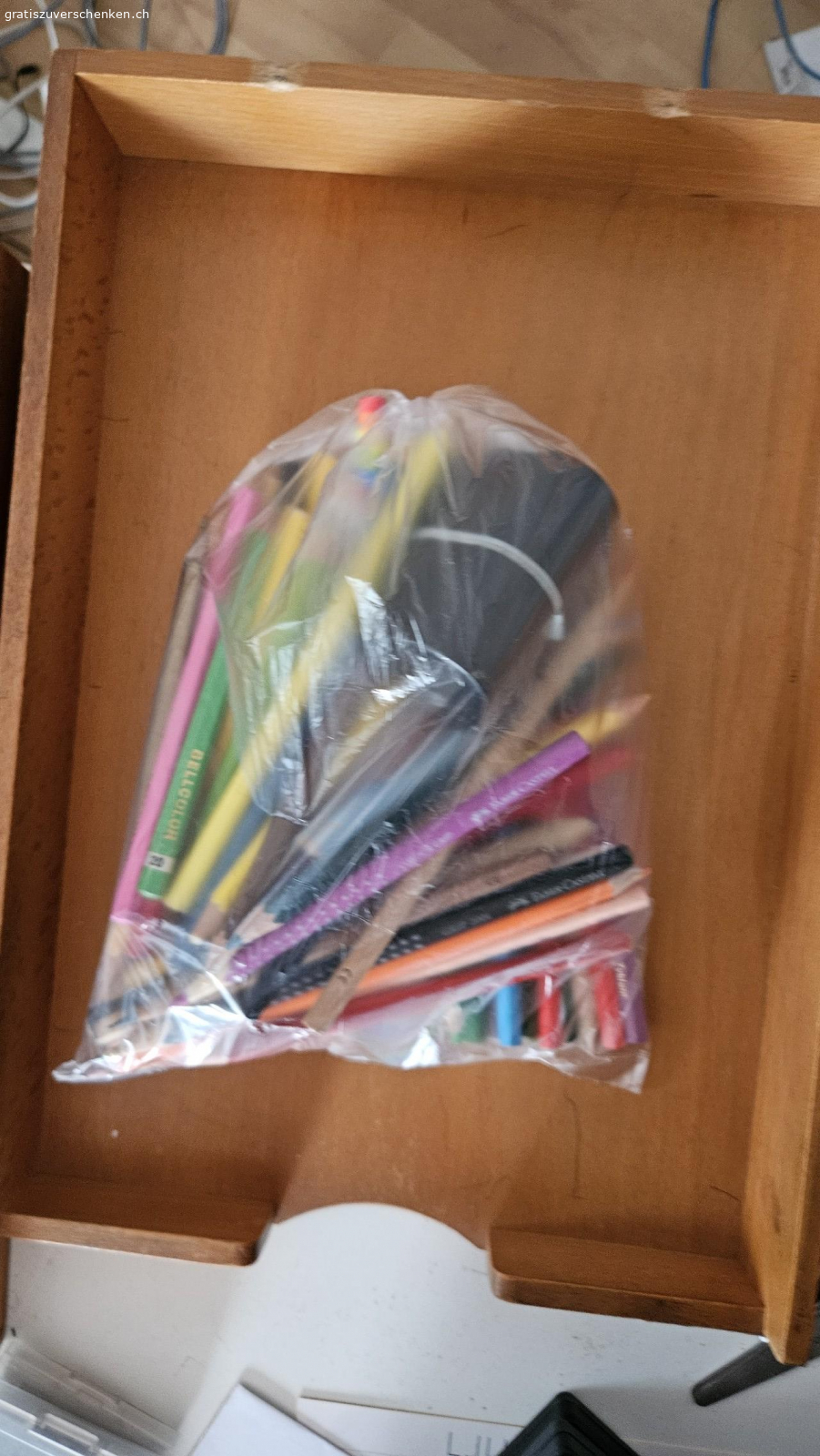 Malstifte, Bleistifte + Spitzer. Hat Malstifte, Bleistifte und einen Spitzer.