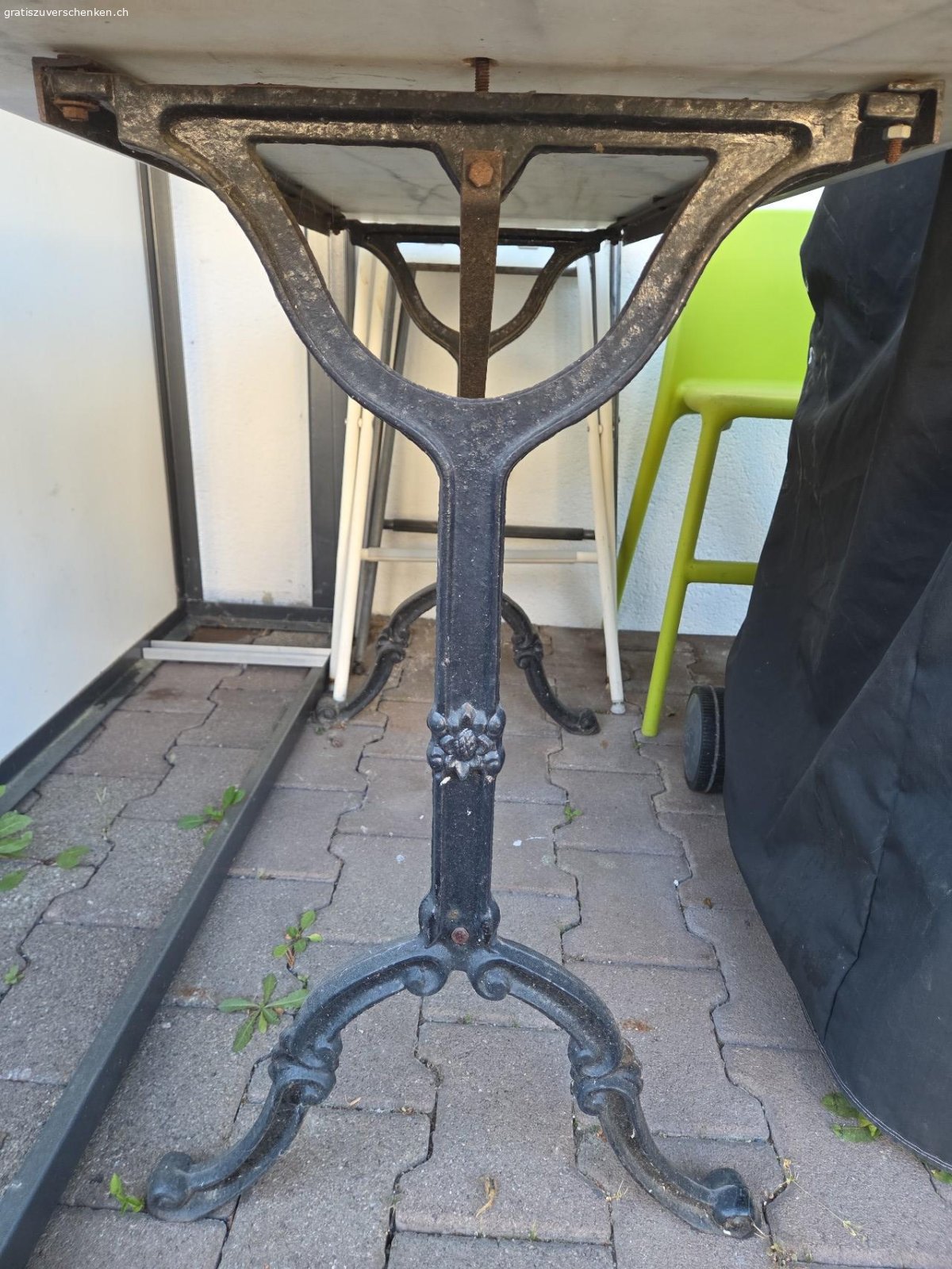 Marmortisch. 120x59 cm, sehr schwer, aber Tischplatte von Gestell ablupfbar