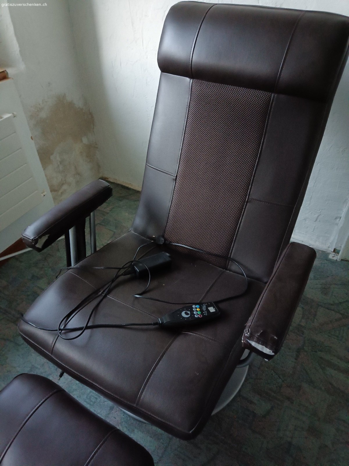 Massagesessel. Bei dem Massagesessel funktioniert alles. Baujahr kann ich nicht mehr feststellen. Wenn genügend Platz vorhanden, eine Wohltat für Rücken. Anleitung nicht vorhanden