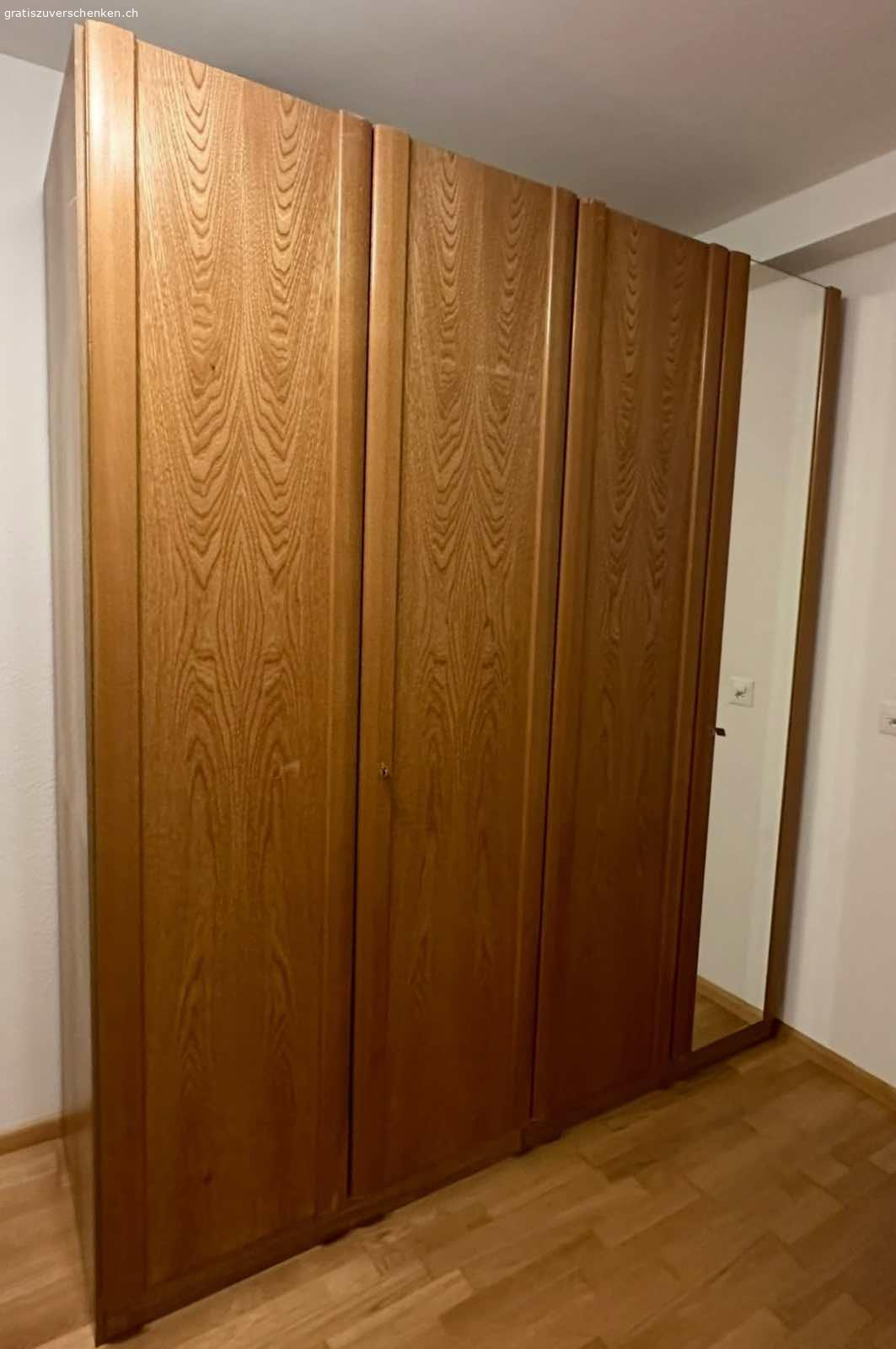 massiver Kasten. Betreffs meines Auslandsstudium verschenke ich meinen massiven Kasten