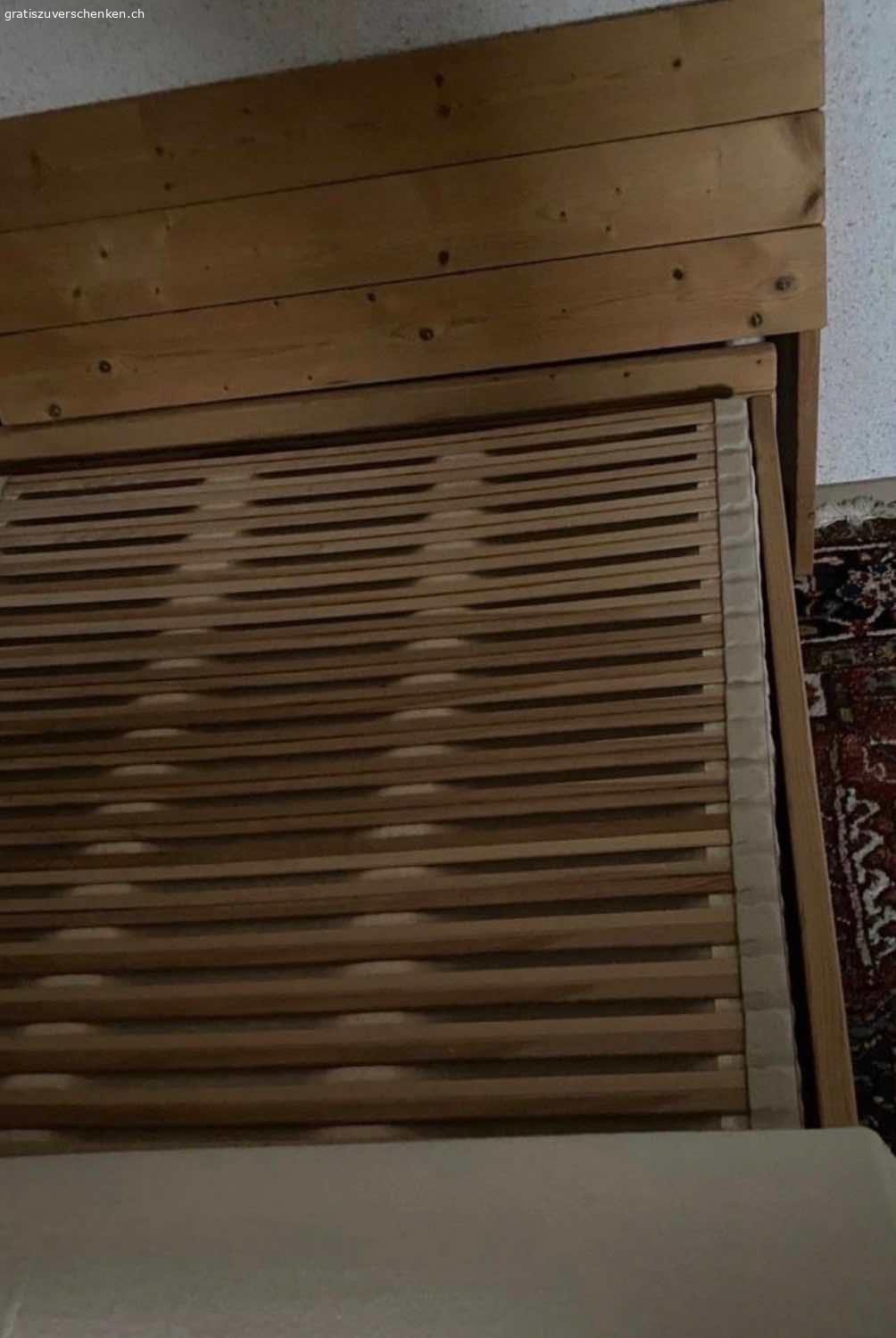 Massivholz Bett. verschenke Massivholz Bettgestell. Der skandinavisch-moderne Stil und das massive Tannenholz machen es zum Hingucker. Es ist stabil. 

Masse: 107x200cm und 46cm hoch.

Das Bett mit leicht abgeschrägtem Kopfteil ist in gutem Zustand und bietet eine stabile Basis für erholsamen Schlaf.

Im Angebot ist das Bettgestell, kein Lattenrost, keine Matratze. Der Bettrahmen kann nicht auseinander geschraubt werden, ist geleimt.