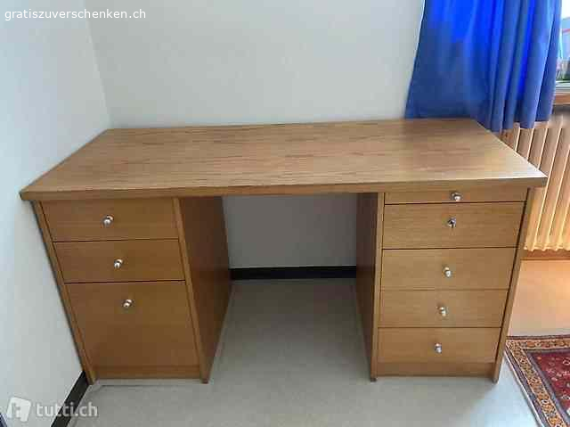 Massivholz Pult mit Schubladen. Pult aus Holz Masse: B 197cm / T 62cm / H 74cm Links 2 Schubladen / 1 Rollkorpus Rechts: Kleines Ausziehfach, 4 Schubladen, oberste abschliessbar Die Tischplatte kann abgenommen werden.  Somit auch einfacher für Transport

Gut erhalten, NR Haushalt ohne Haustiere 

Abzuholen in Zürich Albisrieden bis 18.7.2024