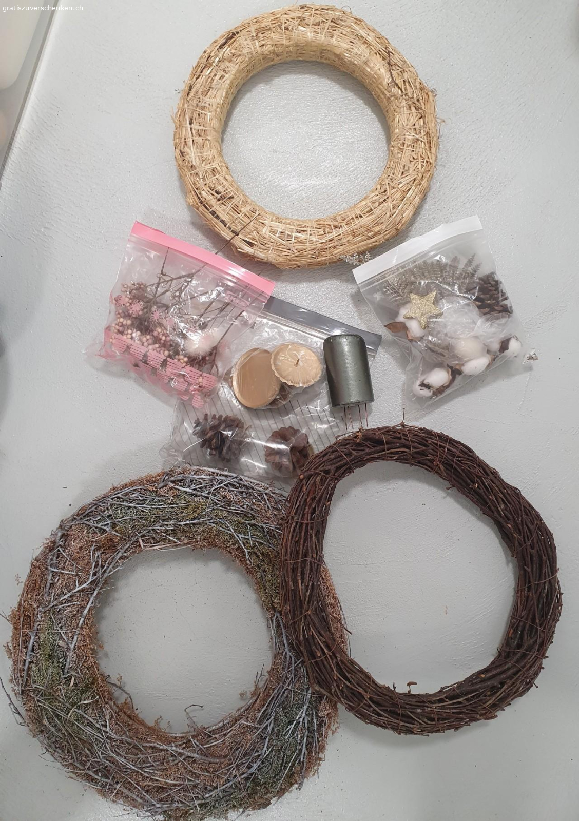 Material für Adventskränze. Der nächste Advent kommt bestimmt! 
Wer möchte drei verschiedene Kränze und Dekomaterial?