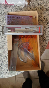 Material Schule. Verschenke wegen dringendem Umzug diese Geometrie Formen, Zirkel, Schreib Buchstaben, Winkel,  Rund - Formen Lineal etc. Kann für technisches Zeichnen oder in der Schule für Geometrie gebraucht werden. Auch für Bastler und Maler geeignet. 
Abholung bis 12.03.2026 wird ansonsten entsorgt! Ihre Kinder freuen sich.
Bitte nur über Gratis Inserate kommunizieren, damit ich antworten kann.