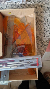 Material Schule. Verschenke wegen dringendem Umzug diese Geometrie Formen, Zirkel, Schreib Buchstaben, Winkel,  Rund - Formen Lineal etc. Kann für technisches Zeichnen oder in der Schule für Geometrie gebraucht werden. Auch für Bastler und Maler geeignet. 
Abholung bis 12.03.2026 wird ansonsten entsorgt! Ihre Kinder freuen sich.
Bitte nur über Gratis Inserate kommunizieren, damit ich antworten kann.