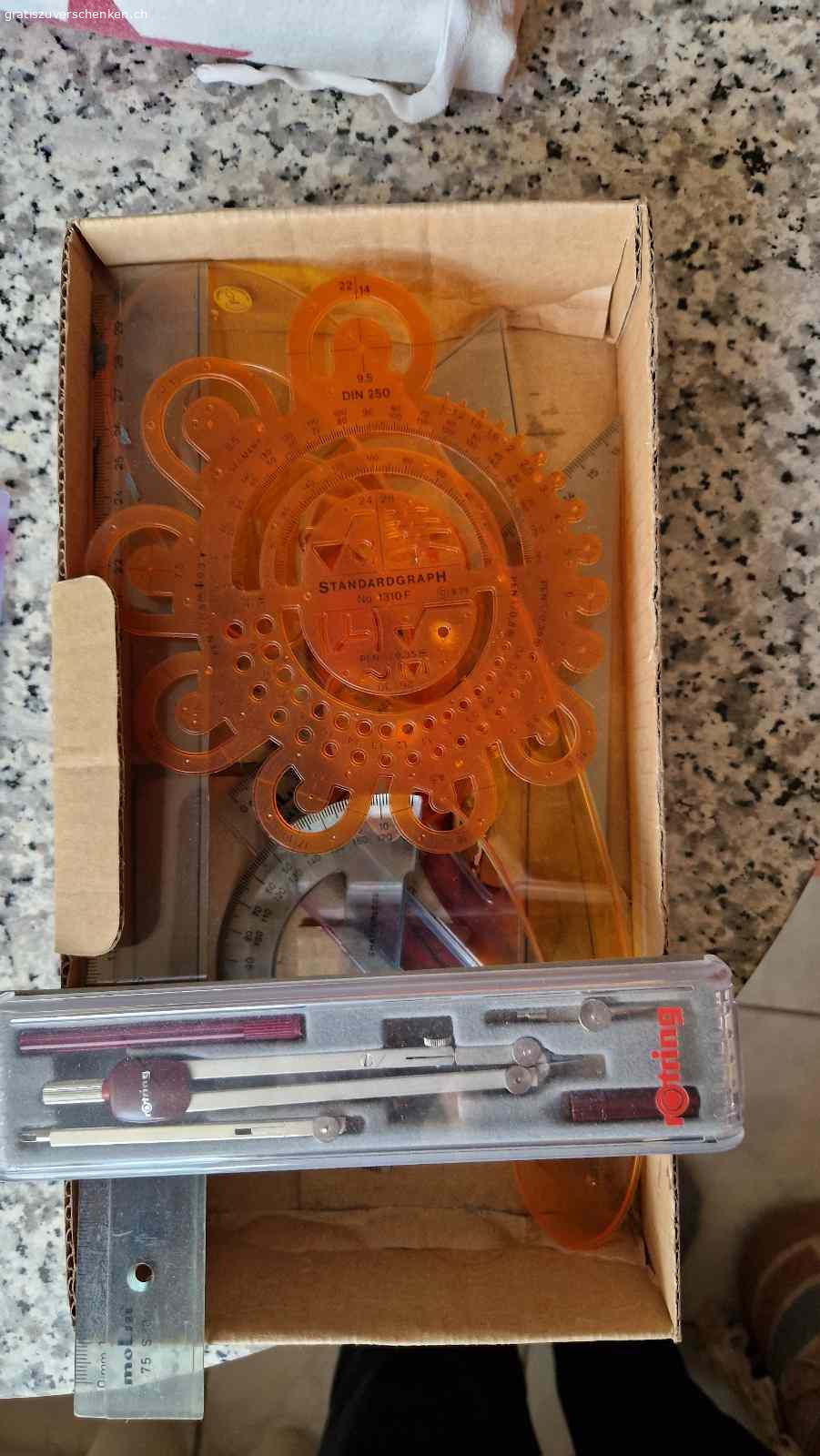 Material Schule. Verschenke wegen dringendem Umzug diese Geometrie Formen, Zirkel, Schreib Buchstaben, Winkel,  Rund - Formen Lineal etc. Kann für technisches Zeichnen oder in der Schule für Geometrie gebraucht werden. Auch für Bastler und Maler geeignet. 
Abholung bis 12.03.2026 wird ansonsten entsorgt! Ihre Kinder freuen sich.
Bitte nur über Gratis Inserate kommunizieren, damit ich antworten kann.