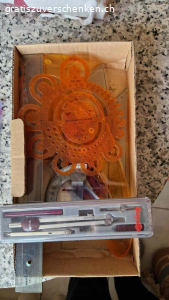 Material Schule. Verschenke wegen dringendem Umzug diese Geometrie Formen, Zirkel, Schreib Buchstaben, Winkel,  Rund - Formen Lineal etc. Kann für technisches Zeichnen oder in der Schule für Geometrie gebraucht werden. Auch für Bastler und Maler geeignet. 
Abholung bis 12.03.2026 wird ansonsten entsorgt! Ihre Kinder freuen sich.
Bitte nur über Gratis Inserate kommunizieren, damit ich antworten kann.