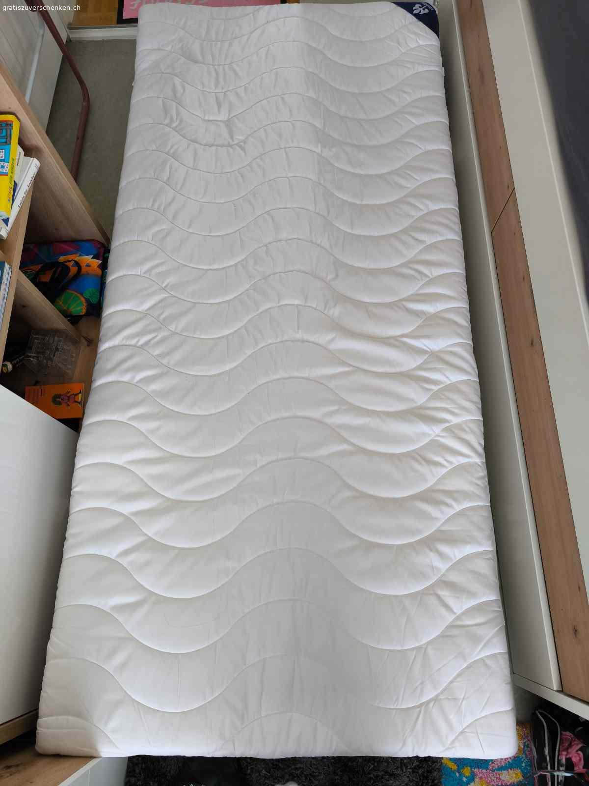 Matratze 90x2000 mit Matratzentopper. Matratze 90x200, fast nicht benutzt
Bezug abnehmbar und waschbar
Plus passender Matratzentopper 

Beides ohne Flecken, fast nicht benutzt