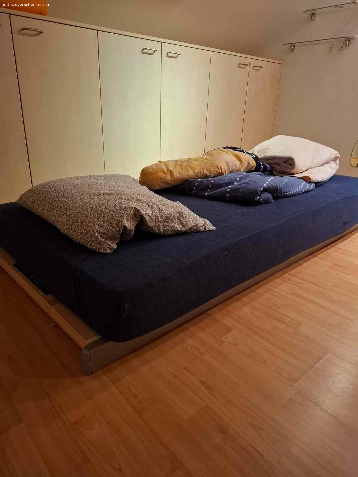 Matratze mit Lattenrost. Eine Matratze mit Lattenrost (breite 90cm) in Kreuzlingen zu verschenken. Muss bis zum 06. Feb. 26 abgeholt werden.