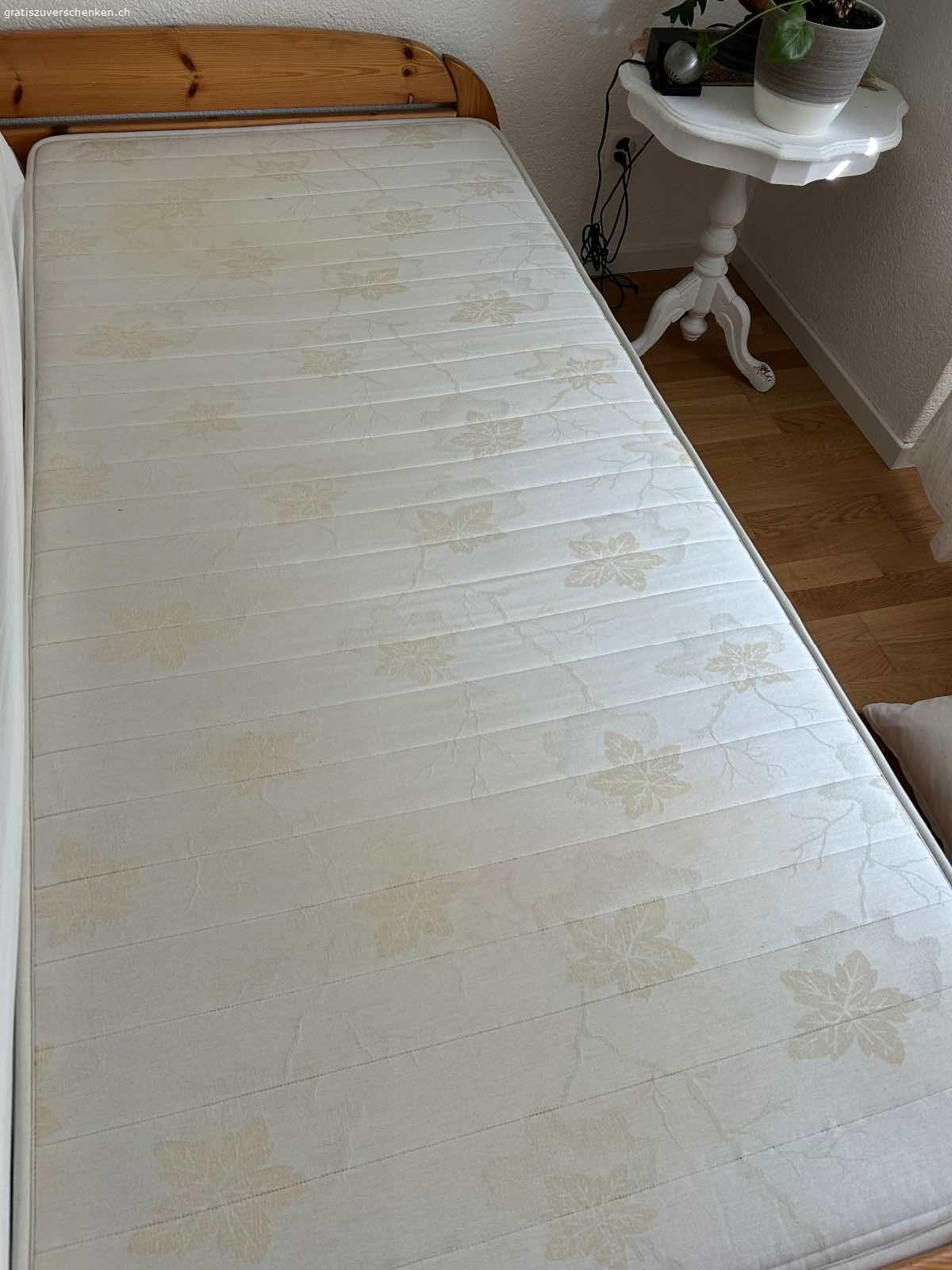 Matratzen. 2 solche Matratzen zu verschenken. Sind sauber und in sehr guten Zustand. 90x200
Zum abholen bereit