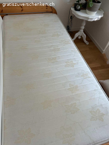 Matratzen. 2 solche Matratzen zu verschenken. Sind sauber und in sehr guten Zustand. 90x200
Zum abholen bereit