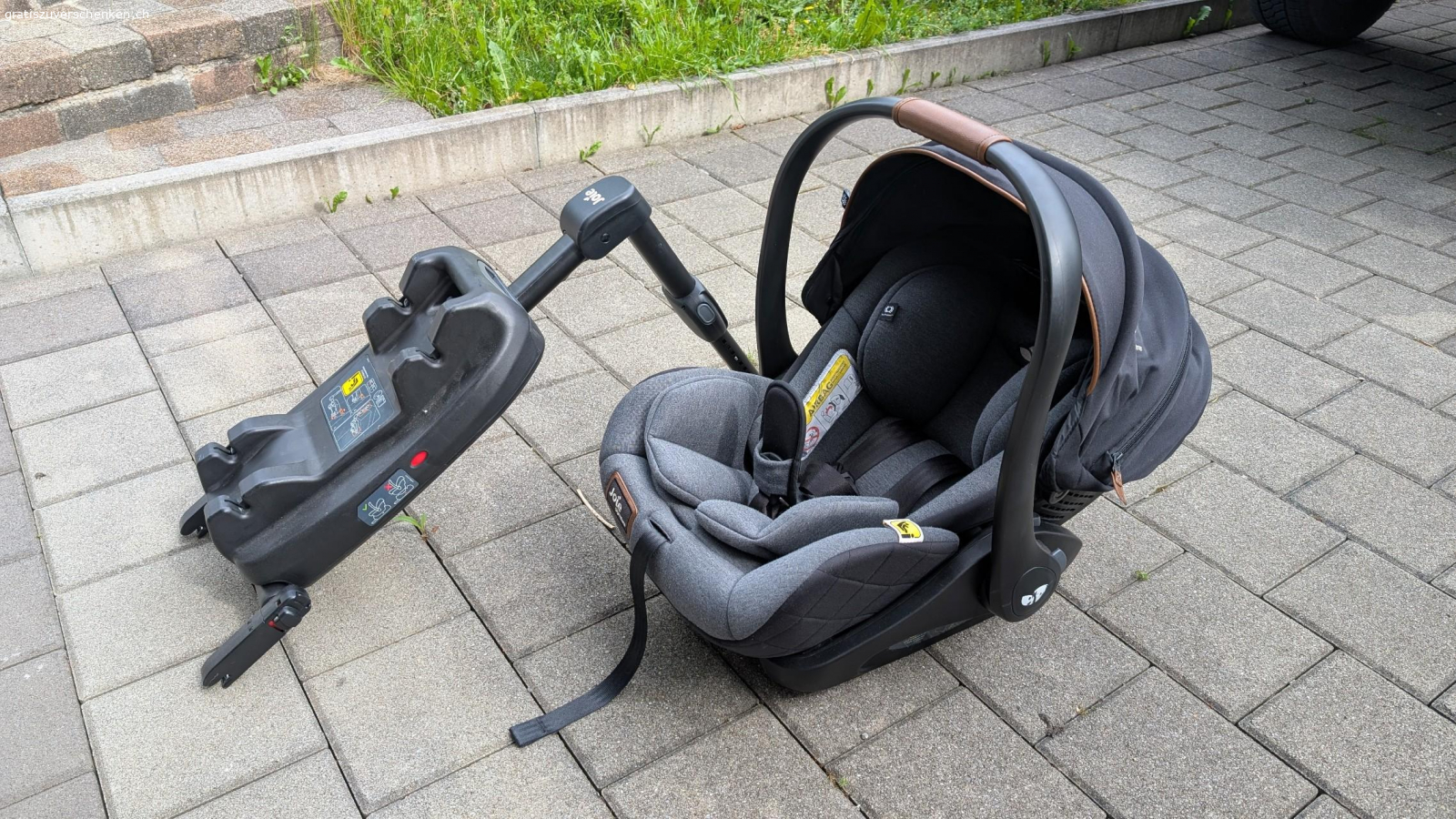 Babysitz Babyschale Autositz. station defekt (arretiert nicht mehr richtig)