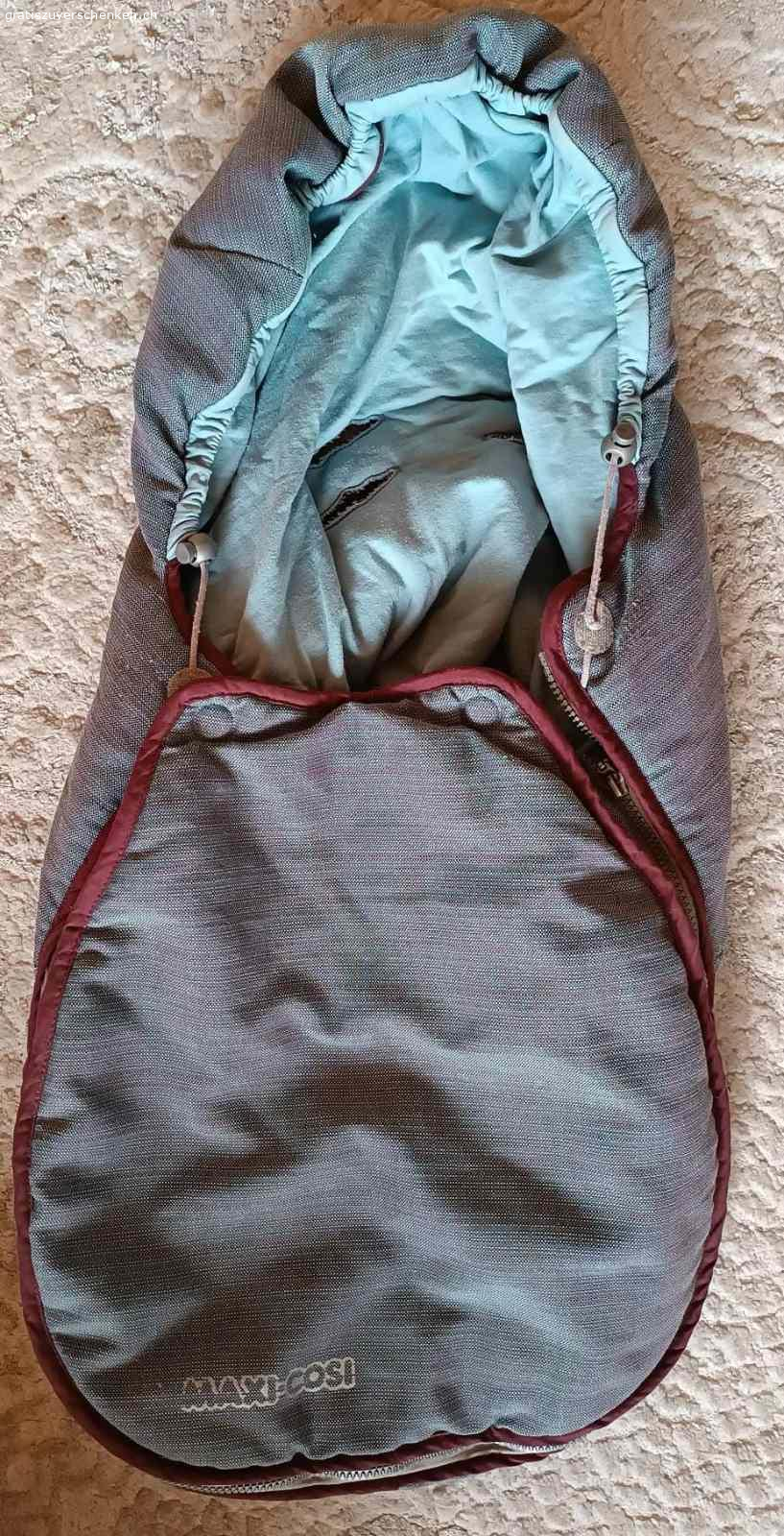 Maxi Cosy. Zu verschenken gebrauchter original  Maxi Cosy,. Mit neugeborenem Einsatz und zusätzlichem Wintersack. Der Inhalt ist gewaschen.