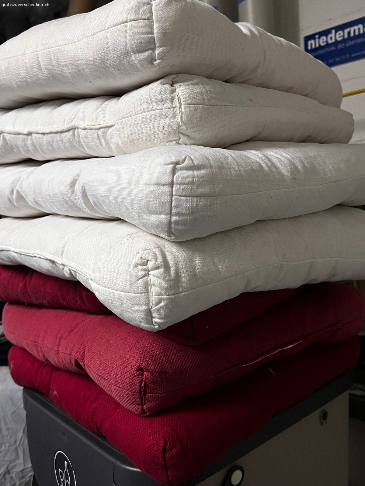 Mehrere  Sitzkissen ideal für Upcycling. Mehrere  Sitzkissen bzw. Polsterauflagen, vier in Weiss und drei in Rot. Leichte Gebrauchspuren (zB ein rotes ist etwas heller) .