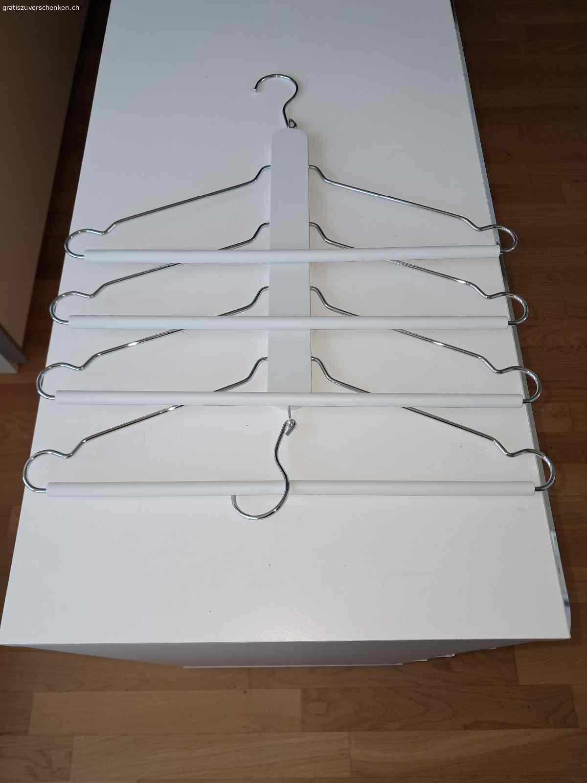 Mehrfach-Kleiderbügel. Mehrfach-Kleiderbügel für Blusen, Hemden oder Jacken. Praktisch zum Platzsparen im Schrank. 10 Stück oder auch einzeln zu verschenken. In sehr gutem Zustand, fast wie neu.