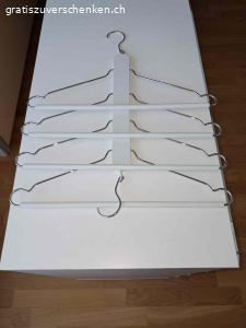 Mehrfach-Kleiderbügel. Mehrfach-Kleiderbügel für Blusen, Hemden oder Jacken. Praktisch zum Platzsparen im Schrank. 10 Stück oder auch einzeln zu verschenken. In sehr gutem Zustand, fast wie neu.