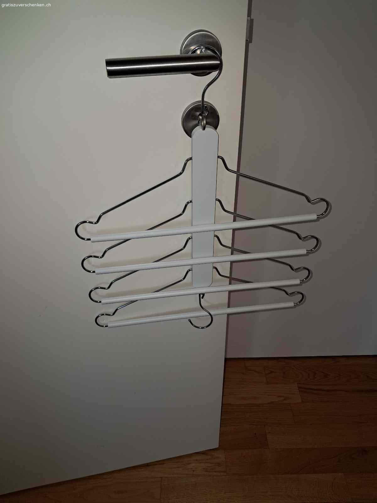 Mehrfach-Kleiderbügel. Mehrfach-Kleiderbügel für Blusen, Hemden oder Jacken. Praktisch zum Platzsparen im Schrank. 10 Stück oder auch einzeln zu verschenken. In sehr gutem Zustand, fast wie neu.