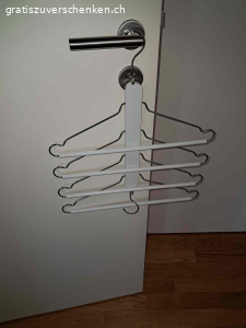 Mehrfach-Kleiderbügel. Mehrfach-Kleiderbügel für Blusen, Hemden oder Jacken. Praktisch zum Platzsparen im Schrank. 10 Stück oder auch einzeln zu verschenken. In sehr gutem Zustand, fast wie neu.