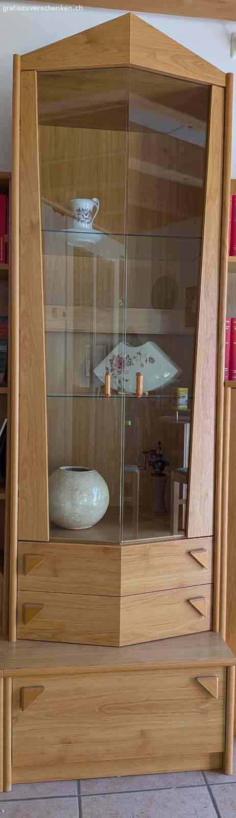 mehrteilige Wohnzimmer-Garnitur. Eine mehrteilige Wohnzimmer-Garnitur kann bei uns gratis abgeholt werden - nach Wunsch auch nur einzelne Teile (siehe Fotos).

Einziges Manko: die Glastüre hat einen kleinen Glasfehler. Diese Möbel waren bei uns viele Jahre im Einsatz, und der Glasschaden ist schon in den ersten Wochen passiert. Sie haben uns trotzdem gute Dienste geleistet.

Ich hoffe, man kann der Handskizze die Masse entnehmen ... sonst bitte melden.