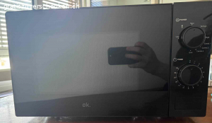 Mikrowelle (schwarz). Mikrowelle, welche fast nie verwendet wurde. Wichtig: Stromstecker ist EU, jedoch kann ein EU -> CH Stromadapter mitgeschenkt werden, falls dieser benötigt wird.