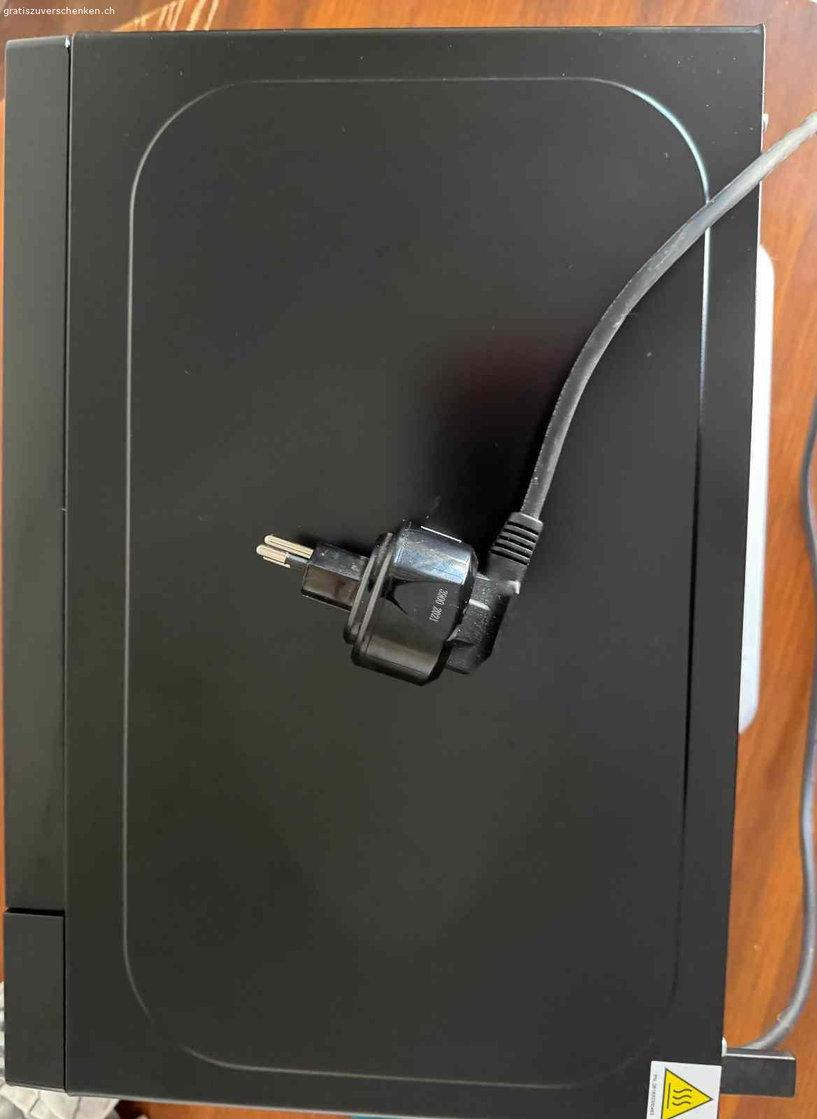 Mikrowelle (schwarz). Mikrowelle, welche fast nie verwendet wurde. Wichtig: Stromstecker ist EU, jedoch kann ein EU -> CH Stromadapter mitgeschenkt werden, falls dieser benötigt wird.