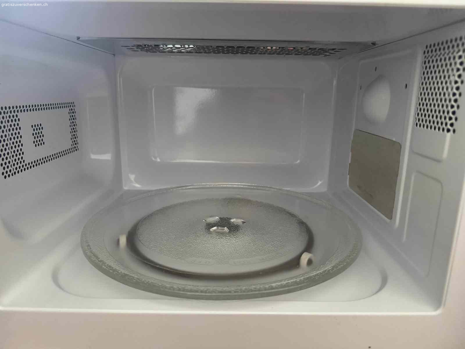 Mikrowelle (schwarz). Mikrowelle, welche fast nie verwendet wurde. Wichtig: Stromstecker ist EU, jedoch kann ein EU -> CH Stromadapter mitgeschenkt werden, falls dieser benötigt wird.