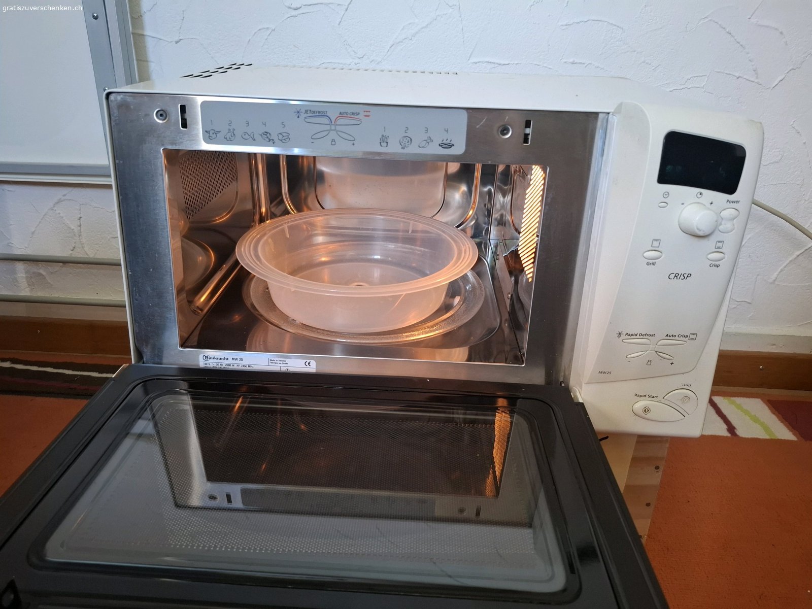Mikrowelle. Voll funktionsfähig Mikrowelle von Bauknecht zu verschenken. 
Grosses Modell, daher nur Abholung!
Entweder in Adliswil oder Birmensdorf.