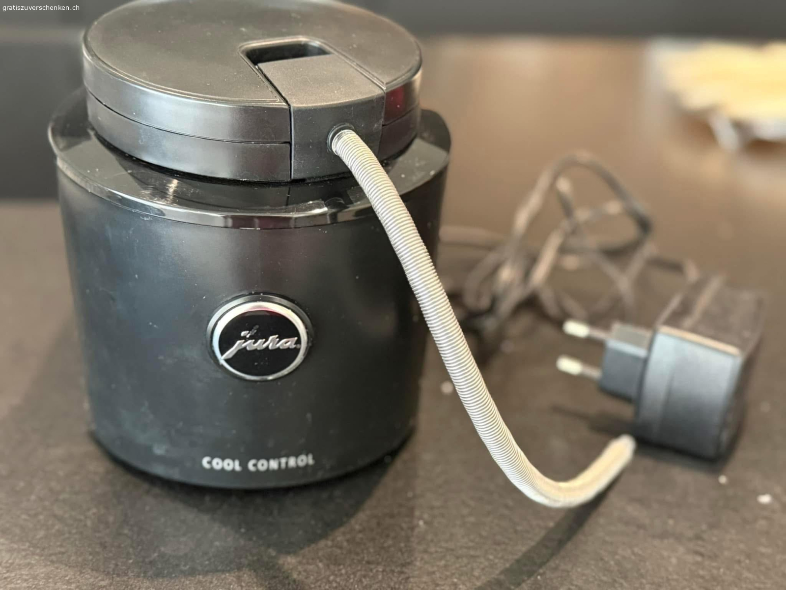 Milchkühler von Jura Kaffee Maschine. Milchkühler von Jura Kaffee Maschine zu vergeben. Schlauch sollte evt ersetzt werden weil gebraucht. Ansonsten voll funktionsfähig.