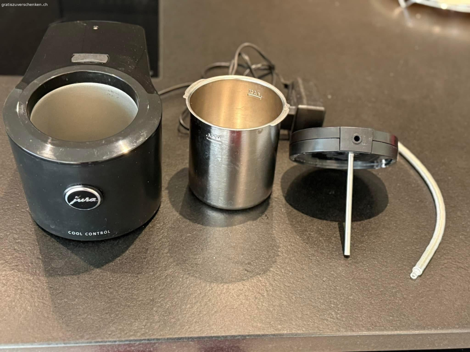 Milchkühler von Jura Kaffee Maschine. Milchkühler von Jura Kaffee Maschine zu vergeben. Schlauch sollte evt ersetzt werden weil gebraucht. Ansonsten voll funktionsfähig.