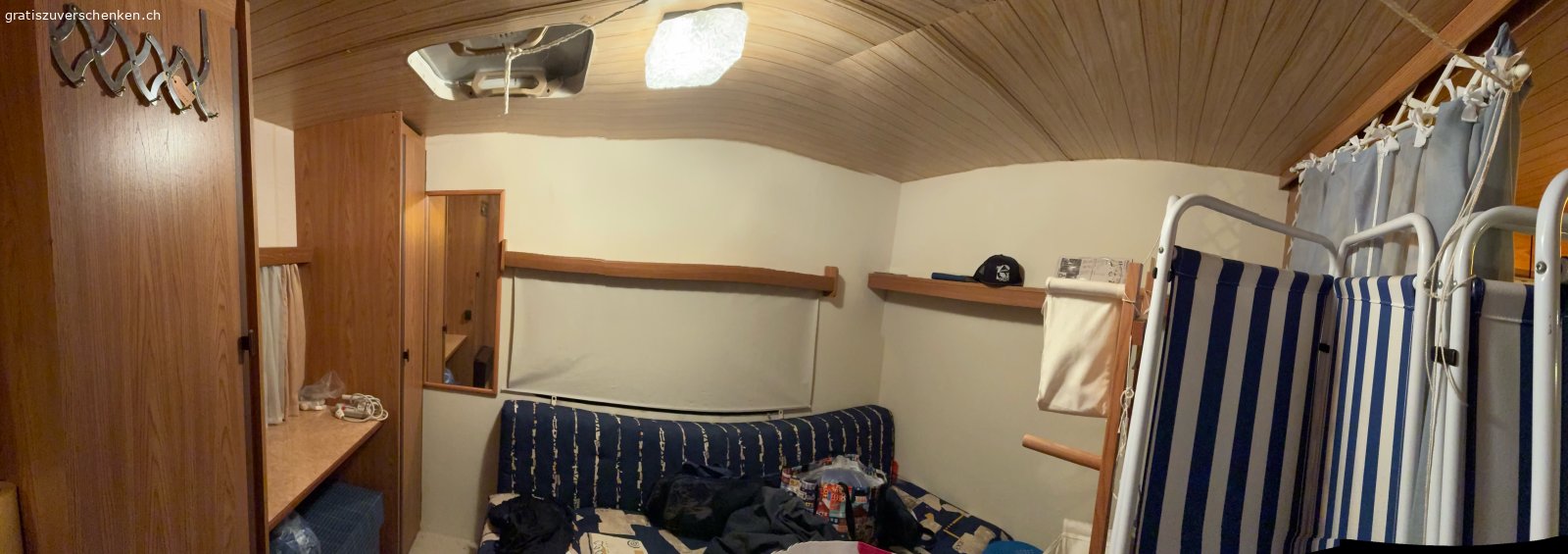 Mobilhome/Ferienhäuschen für Privat. Altes, komfortables Mobilhome
3.1 x 7.4 m mit Überdach. 
Innenraum ist unterteilt in 3 Bereiche, einer davon mit Türe abschliessbar. Das Häuschen verfügt über eine Nasszelle (WC, Dusche, Lavabo, Spiegelschränkchen) und eine funktionierende Küchenzeile mit Gaskochherd/-backofen, Doppelspülbecken, Kühlschrank, Durchlauferhitzer. Neben Elektro-, Wasser-, Gas- und Abwasseranschluss ist auch eine Heizung eingebaut.