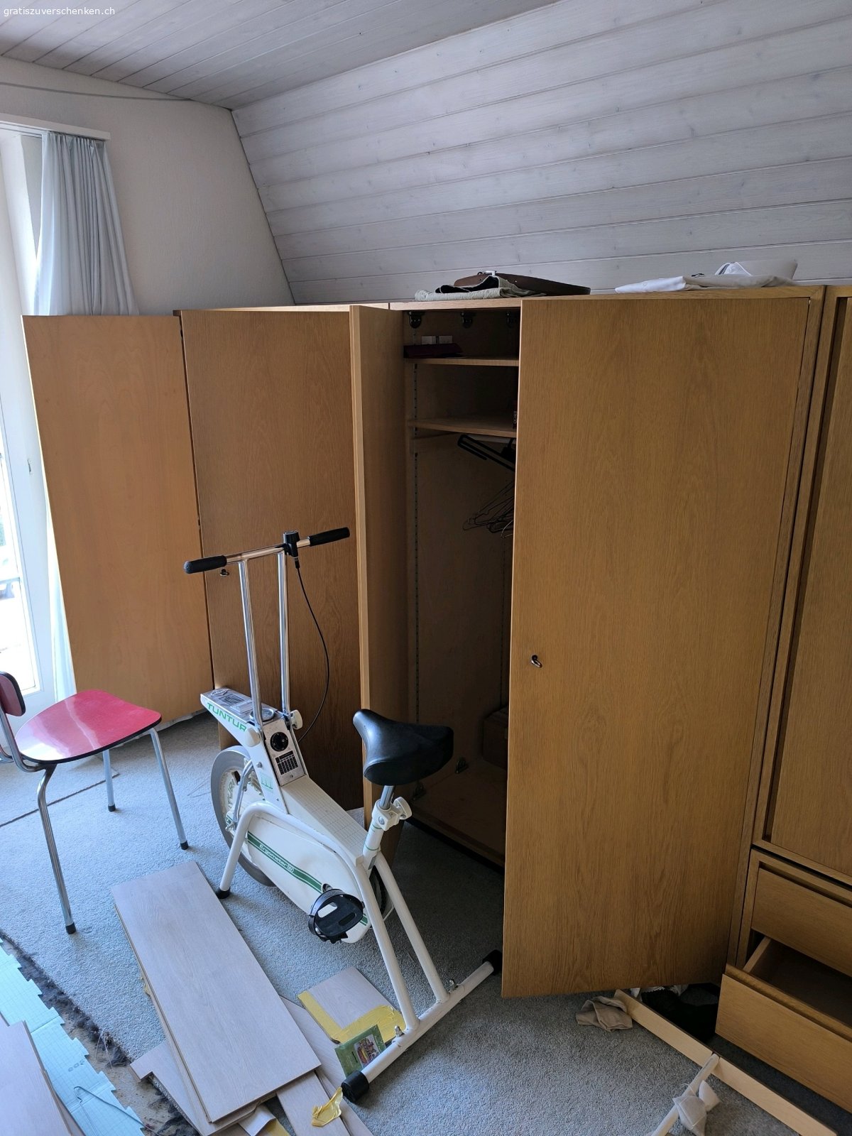 Möbel zu verschenken. Guter Zustand
Kleine Gebrauchsspuren