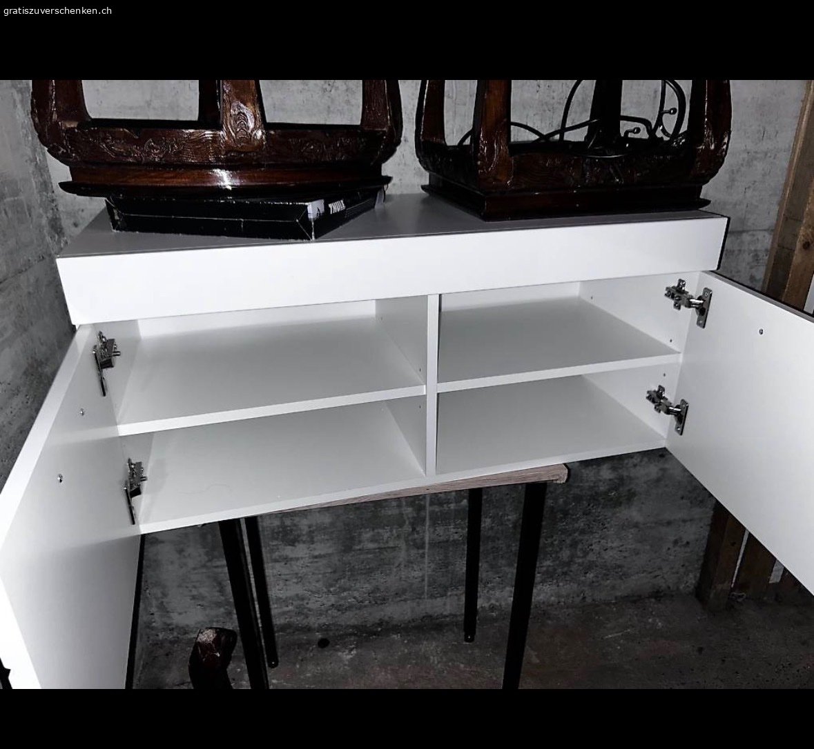Möbel zu Verschenken. Gut erhaltenes Möbel zu verschenken. Ich brauche es nicht mehr und möchte es weitergeben

Die beiden Hocker gehören nicht dazu und sind unverkäuflich

90x38x40.5 
LxTxH