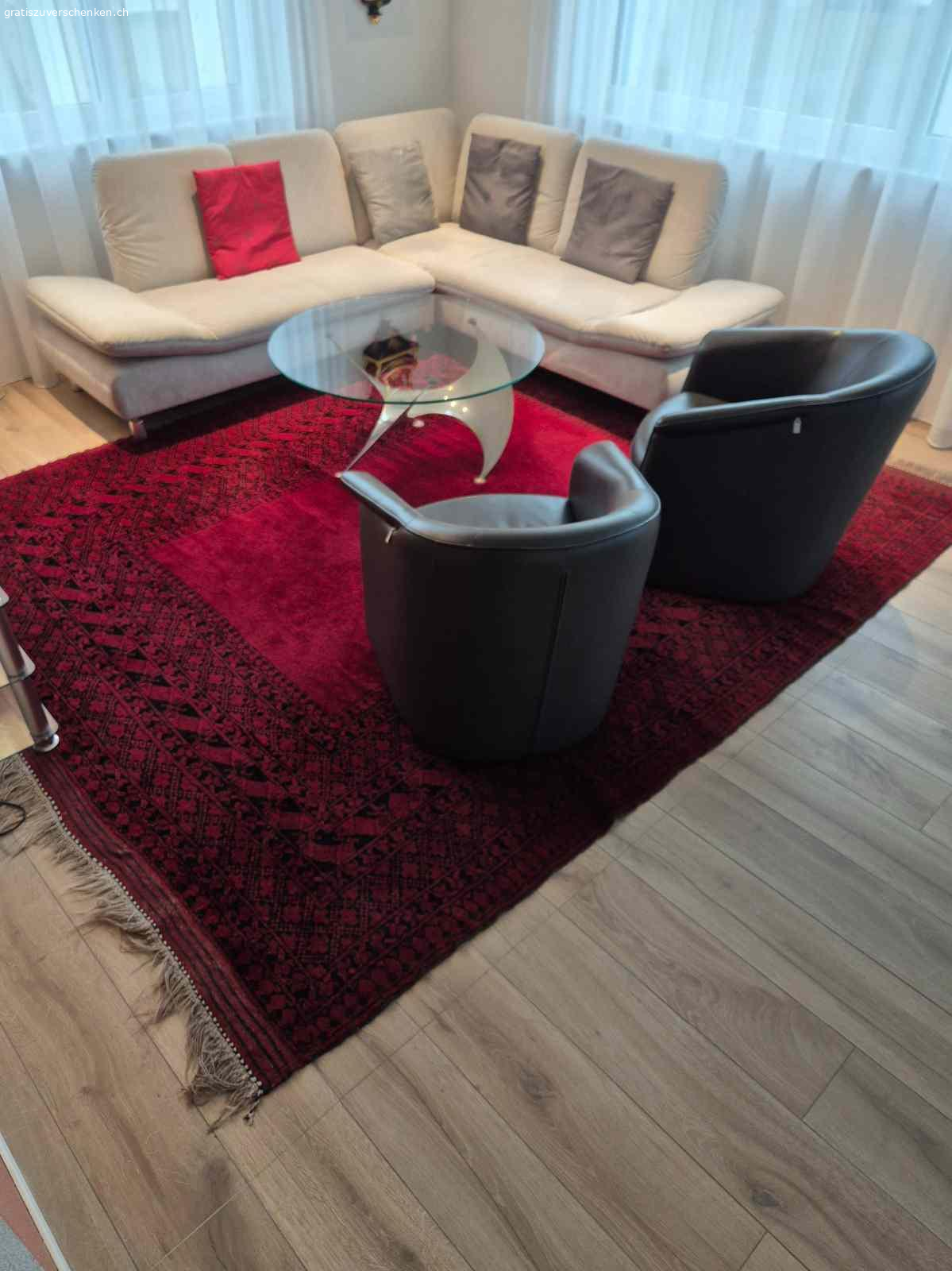 Möbel. Eckpolstergruppe und 2 Ledersessel, Teppich Salontisch