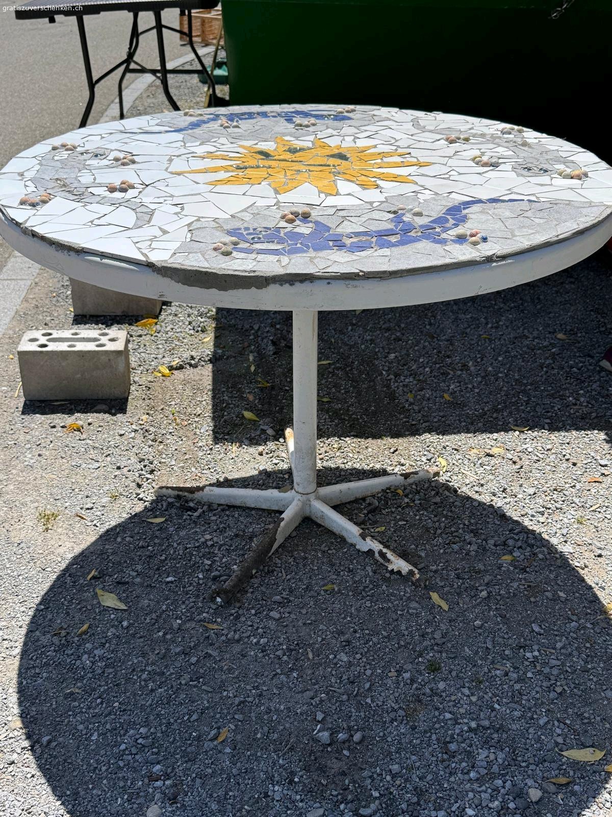 Mosaiktisch. Selbstgemachter schöner Mosaiktisch. Benötigt etwas liebe (siehe Fotos) und ist sehr schwer. Steht draussen kann bei Interesse abgeholt werden.