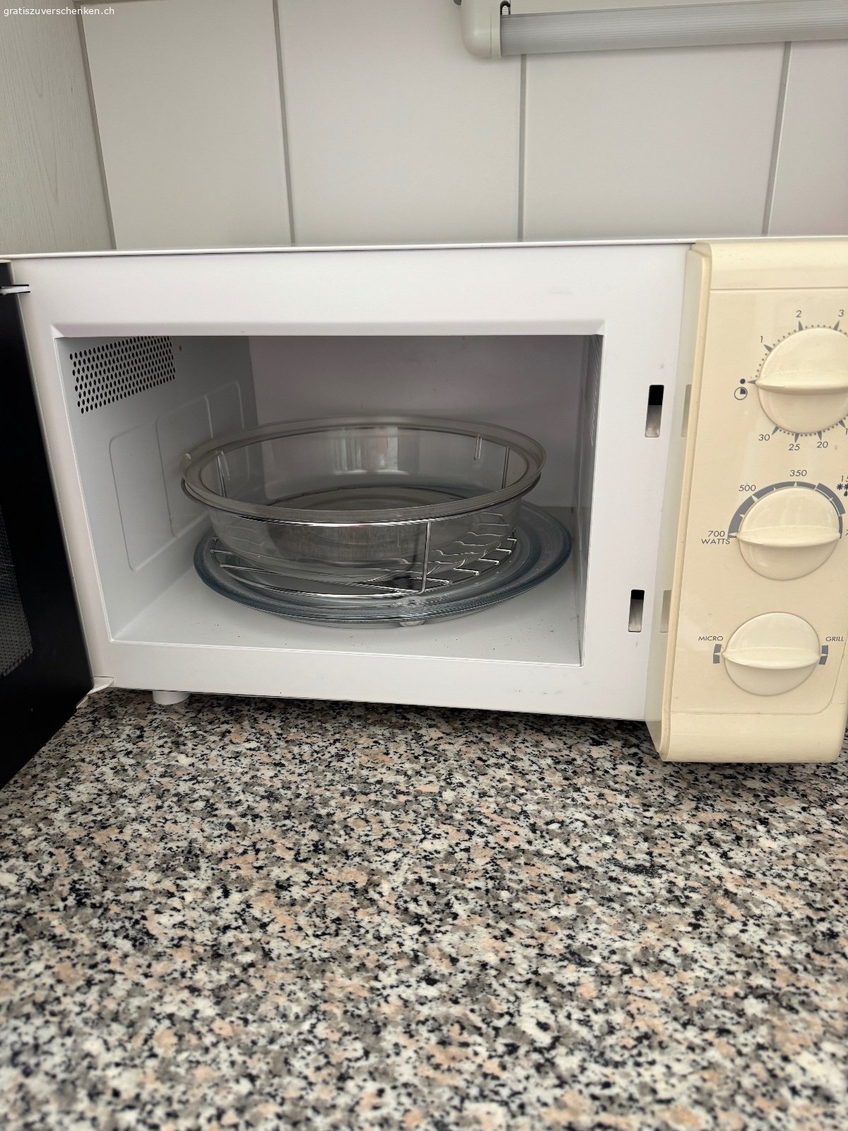Moulinex-Mikrowelle. Moulinex-Mikrowelle inkl. Handbuch und Original-Verpackung
Älteres Modell, aber wenig gebraucht
LxHxT 45x26x34 cm
  
Muss abgeholt werden !