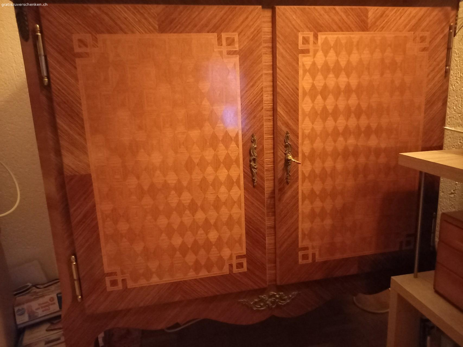Musikschrank. Musikschrank vom Radio Iseli..schöne Intarsien..hinter Teil vom Schrank fehlt.
