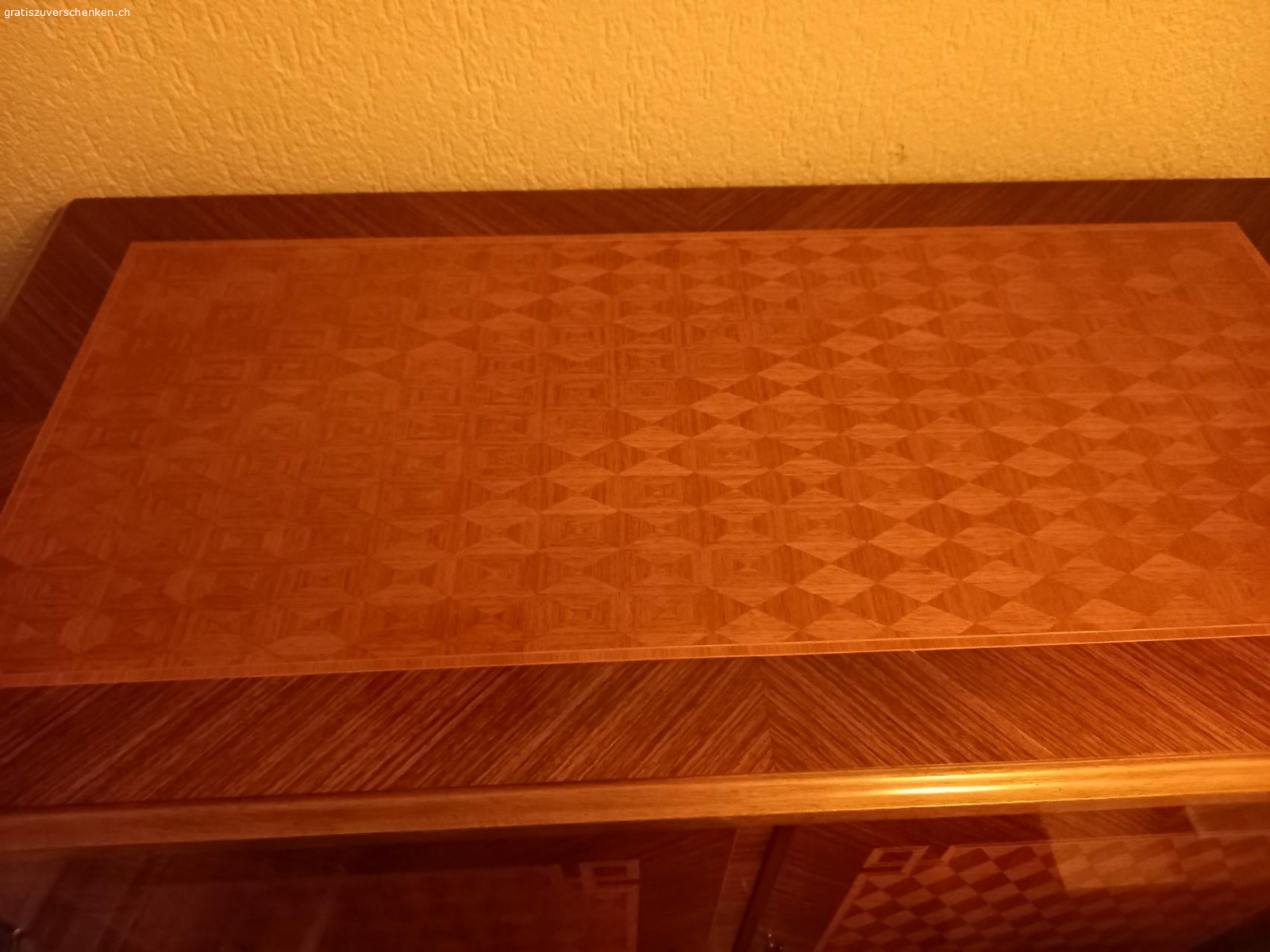 Musikschrank. Musikschrank vom Radio Iseli..schöne Intarsien..hinter Teil vom Schrank fehlt.