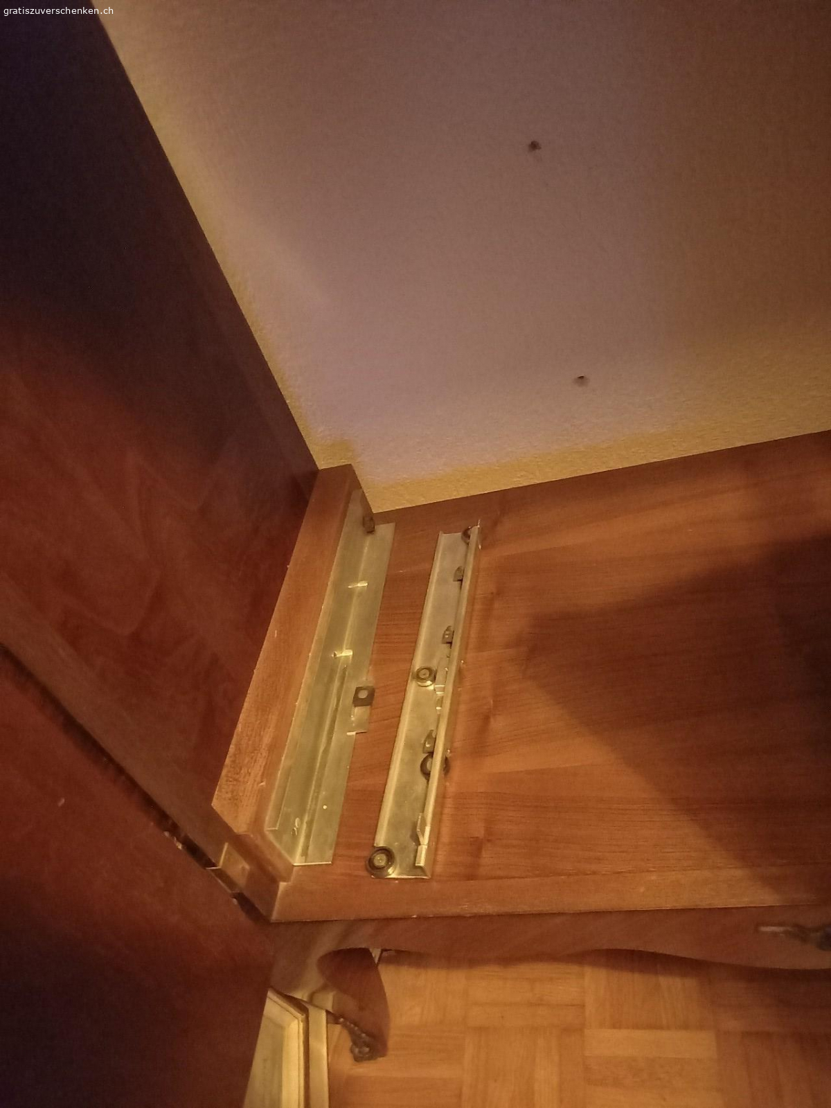 Musikschrank. Musikschrank vom Radio Iseli..schöne Intarsien..hinter Teil vom Schrank fehlt.