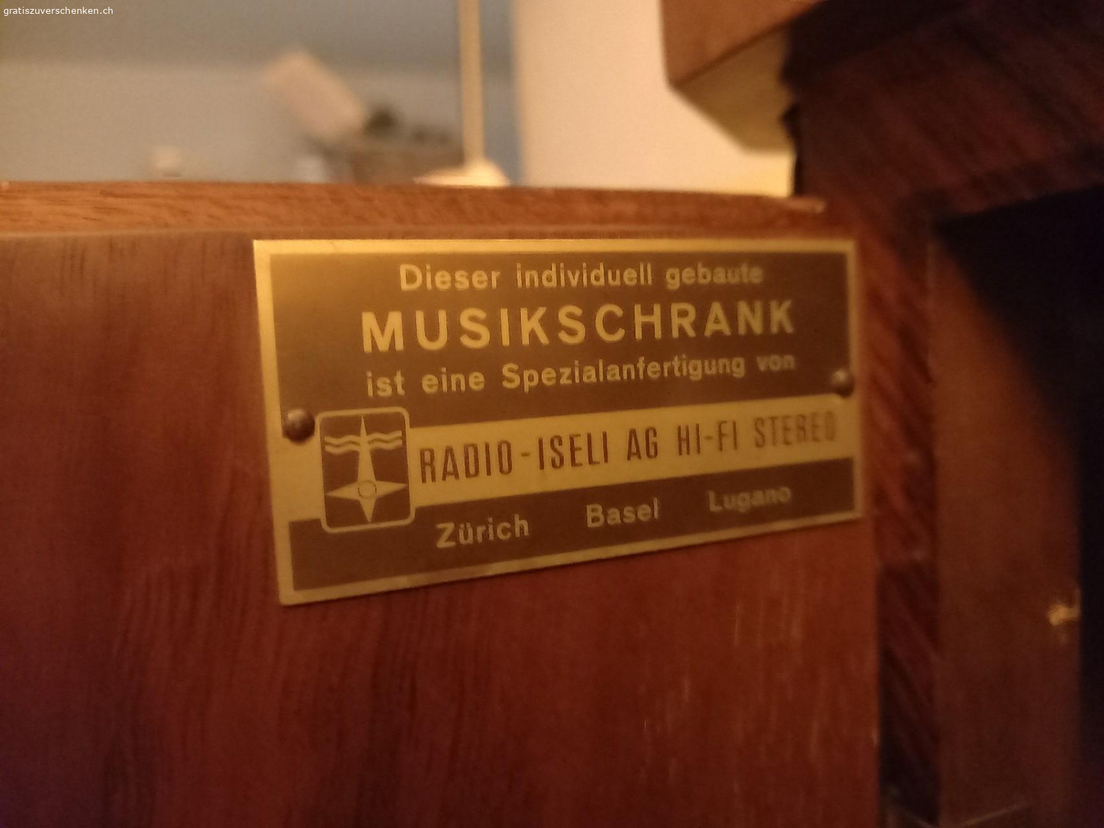 Musikschrank. Musikschrank vom Radio Iseli..schöne Intarsien..hinter Teil vom Schrank fehlt.