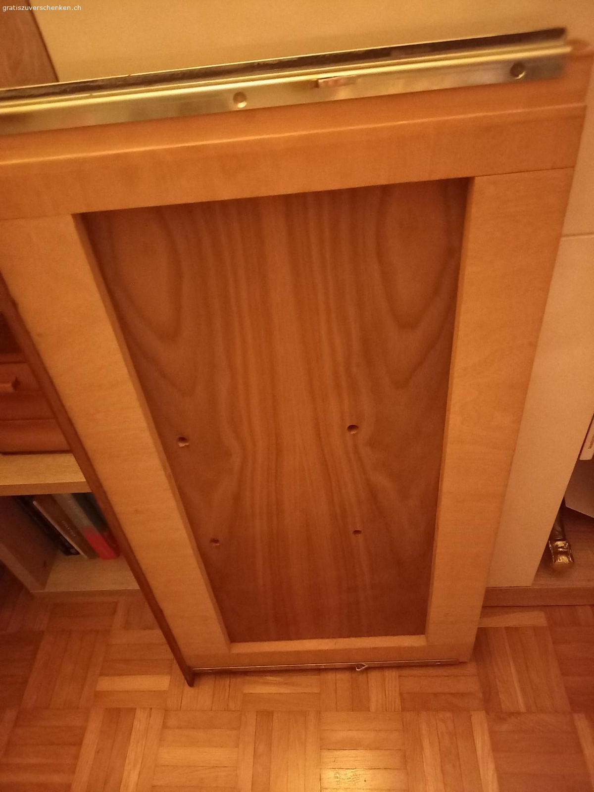 Musikschrank. Musikschrank vom Radio Iseli..schöne Intarsien..hinter Teil vom Schrank fehlt.