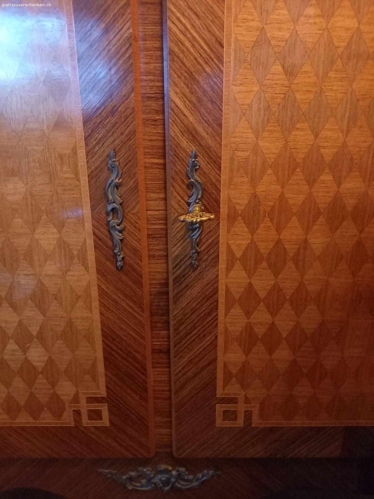 Musikschrank. Musikschrank mit Intarsien..Radio Iseli
B: 100cm T: 50cm H: 100cm Gute Zustand..Der Hinterteil fehlt